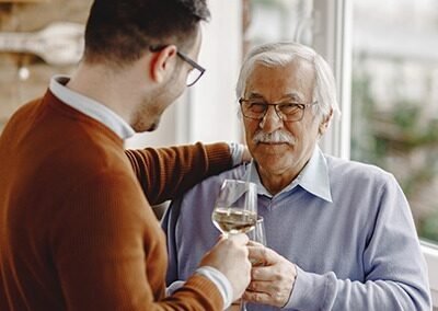 Pour simplifier votre quotidien, Age D’Or Services Guyane vous accompagne dans la gestion des repas et des courses. Nous organisons la livraison de repas adaptés et équilibrés, tout en tenant compte de vos habitudes alimentaires. Nous assurons également l’accompagnement ou la livraison de courses, de médicaments et d’objets essentiels, afin de vous libérer des contraintes logistiques et de vous permettre de rester sereinement à domicile.