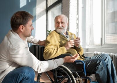 Une aide quotidienne pour rester sereinement chez vous Nous proposons un accompagnement quotidien pour vous permettre de rester à domicile dans les meilleures conditions. Nos intervenants aident aux gestes essentiels du quotidien, comme le lever, le coucher, la toilette, l’habillage et la prise des repas, tout en apportant présence, soutien et stimulation afin de préserver votre autonomie, votre sécurité et votre bien-être.