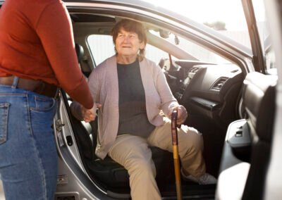 Les déplacements peuvent devenir difficiles avec l’âge, la maladie ou le handicap. Nos services de transport accompagné sont conçus pour vous permettre de vous déplacer en toute sécurité et en toute confiance. Que ce soit pour des rendez-vous médicaux, des démarches administratives ou des sorties personnelles, nos intervenants vous accompagnent avec attention et bienveillance, en veillant à votre confort à chaque étape du trajet.